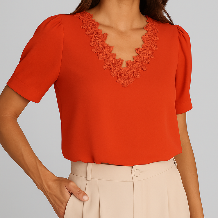 Kurzarmbluse mit Spitzen-V-Ausschnitt